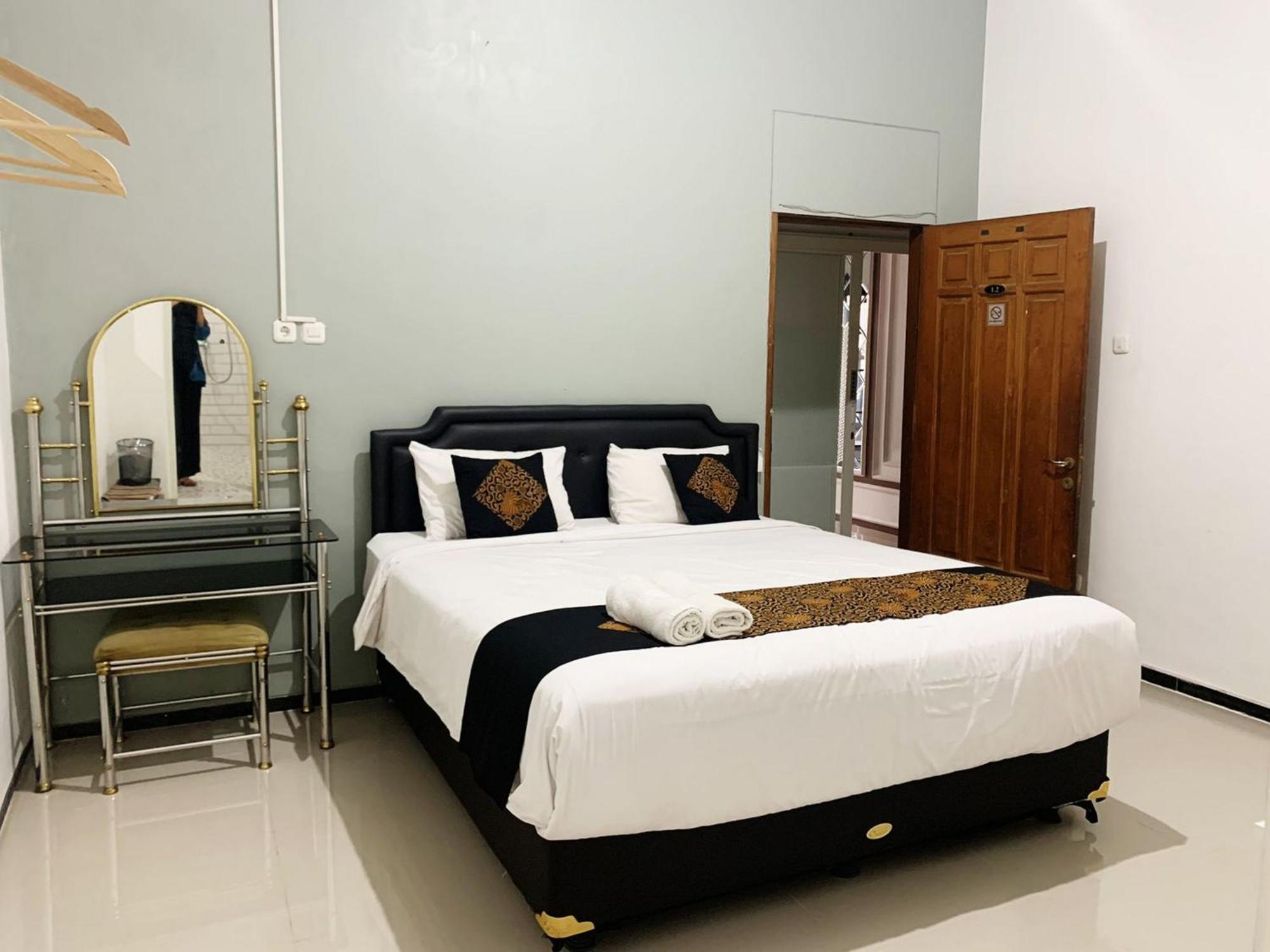 Tjahaja Baroe Syariah Mitra Reddoorz At Dukuh Kupang Hotel Surabaya Buitenkant foto
